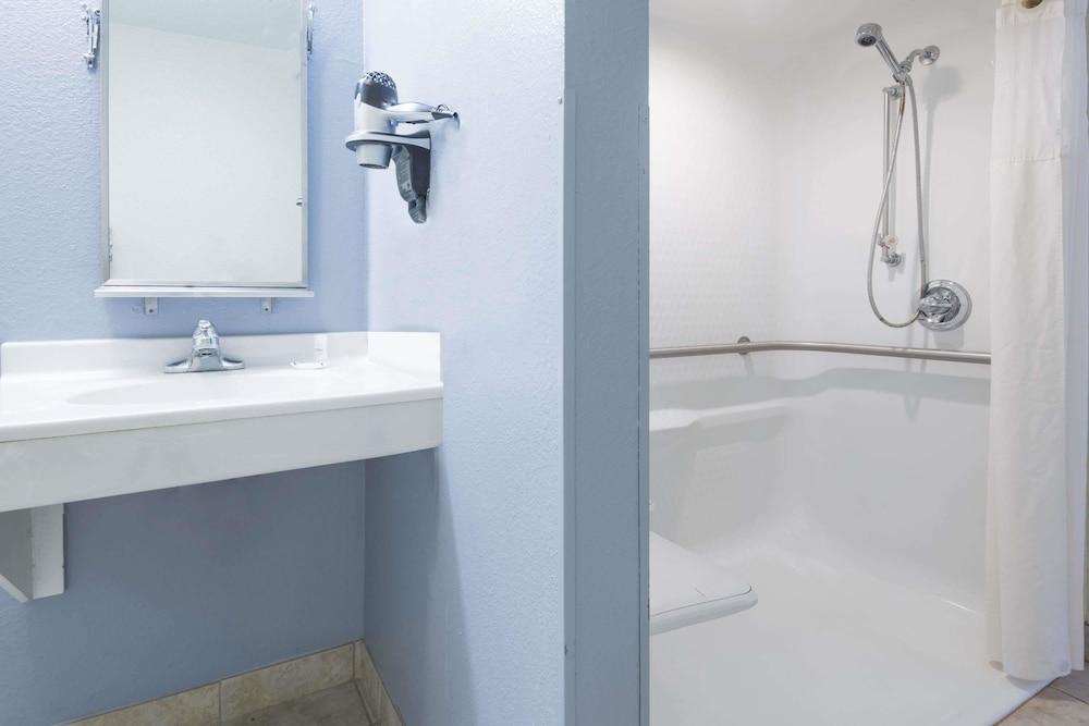 Microtel Inn & Suites by Wyndham Kansas City Airport photo 14