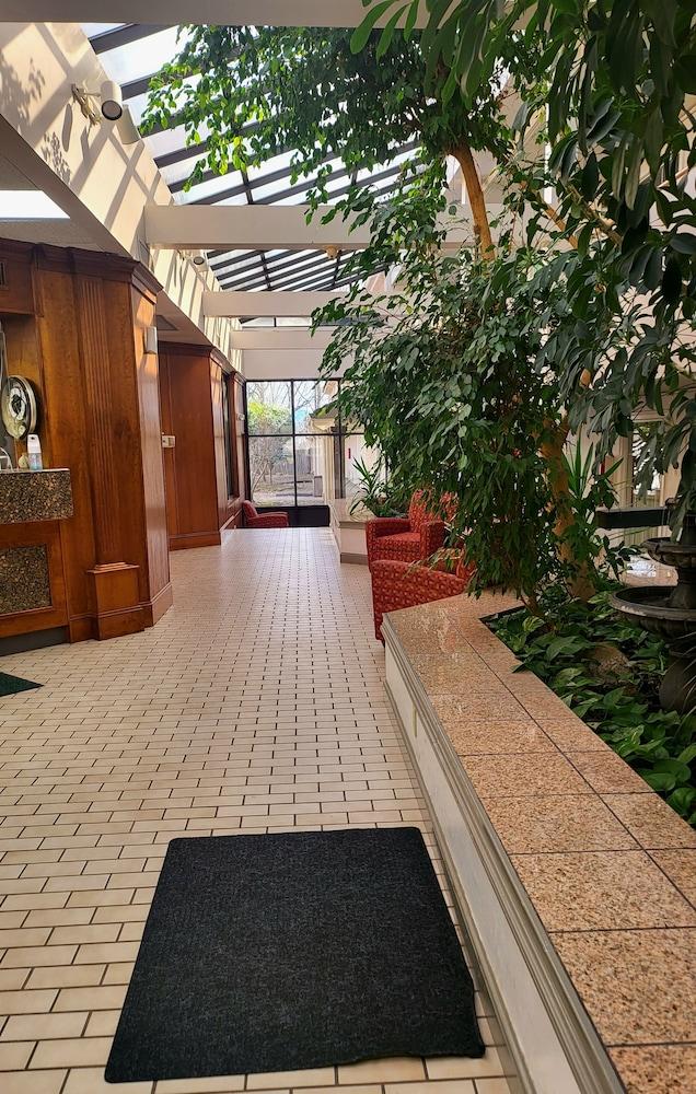 Greeneville Inn and Suites photo 2