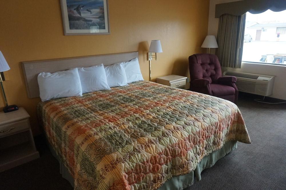 Pearsall Executive Inn photo 22