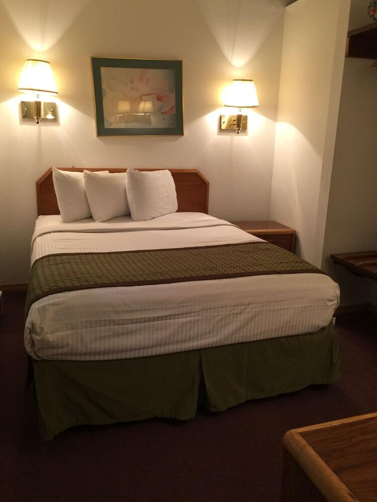 Adirondack Oasis Motel photo 38