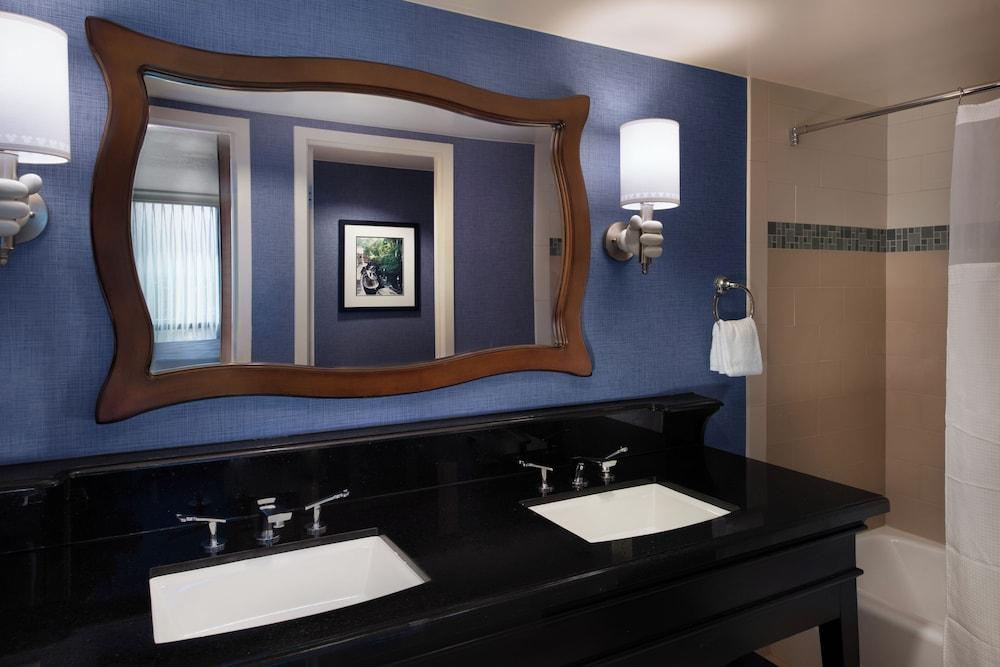 Disneyland Hotel photo 30