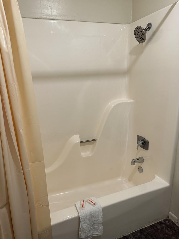 Economy Inn photo 7