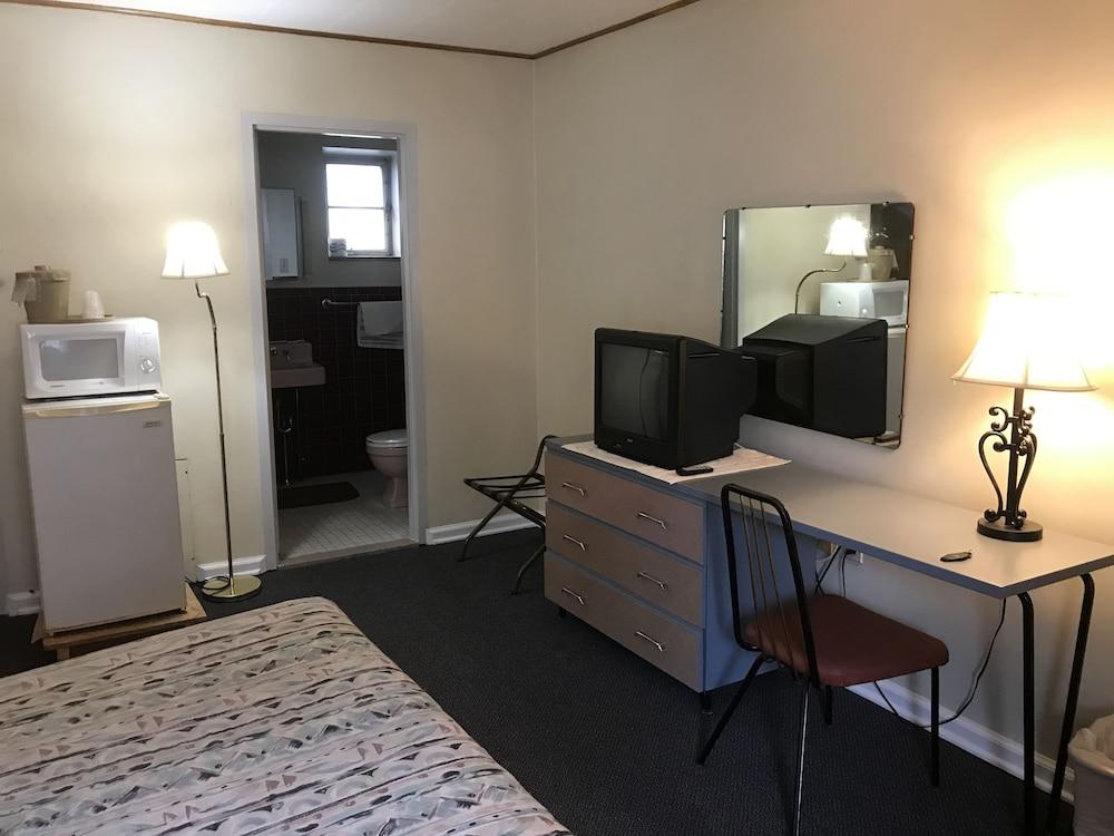 Colonial Hotel-Motel photo 7