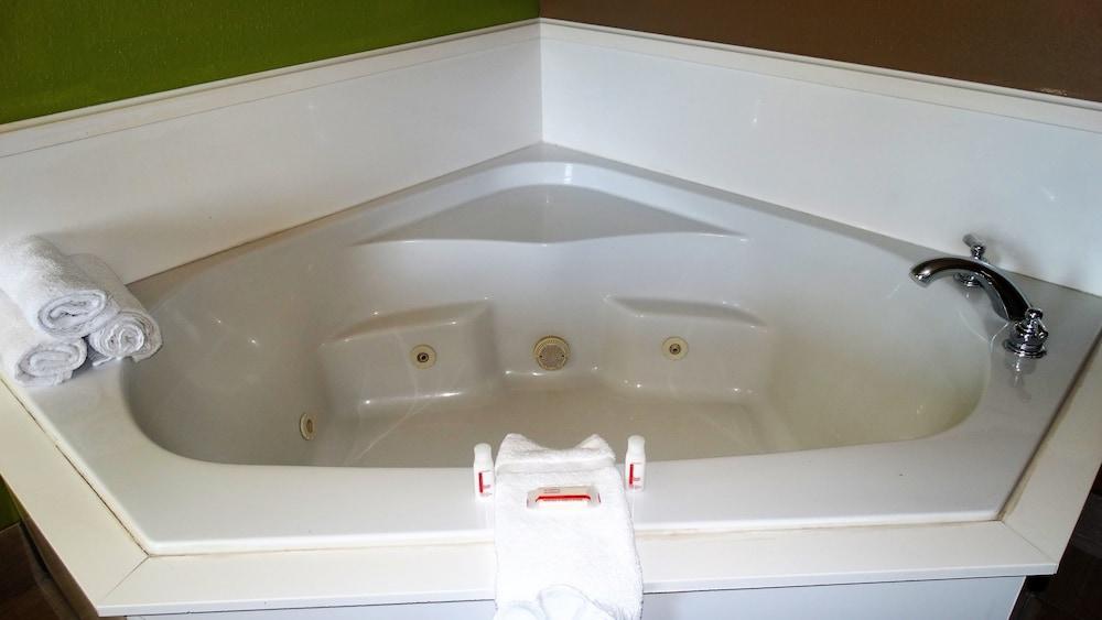 Oak Tree Inn & Suites photo 23