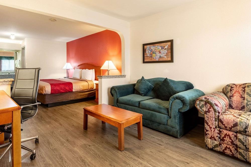 Econo Lodge Inn & Suites Memphis East photo 28