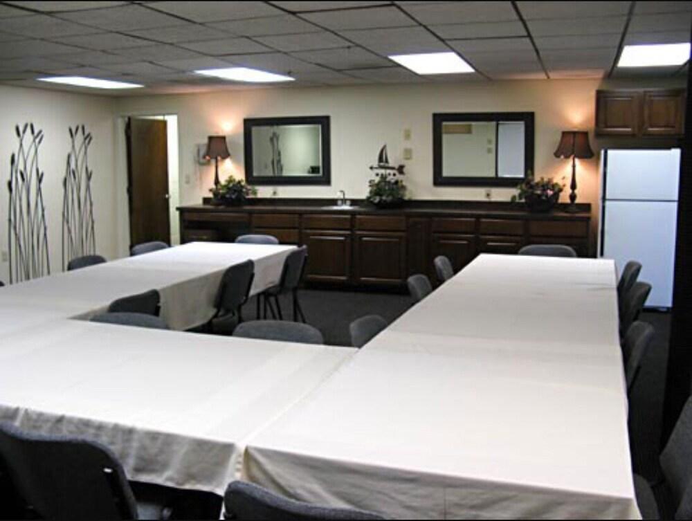 Weathervane Terrace Inn and Suites photo 11