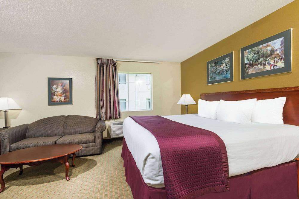 Days Inn by Wyndham Norton photo 2
