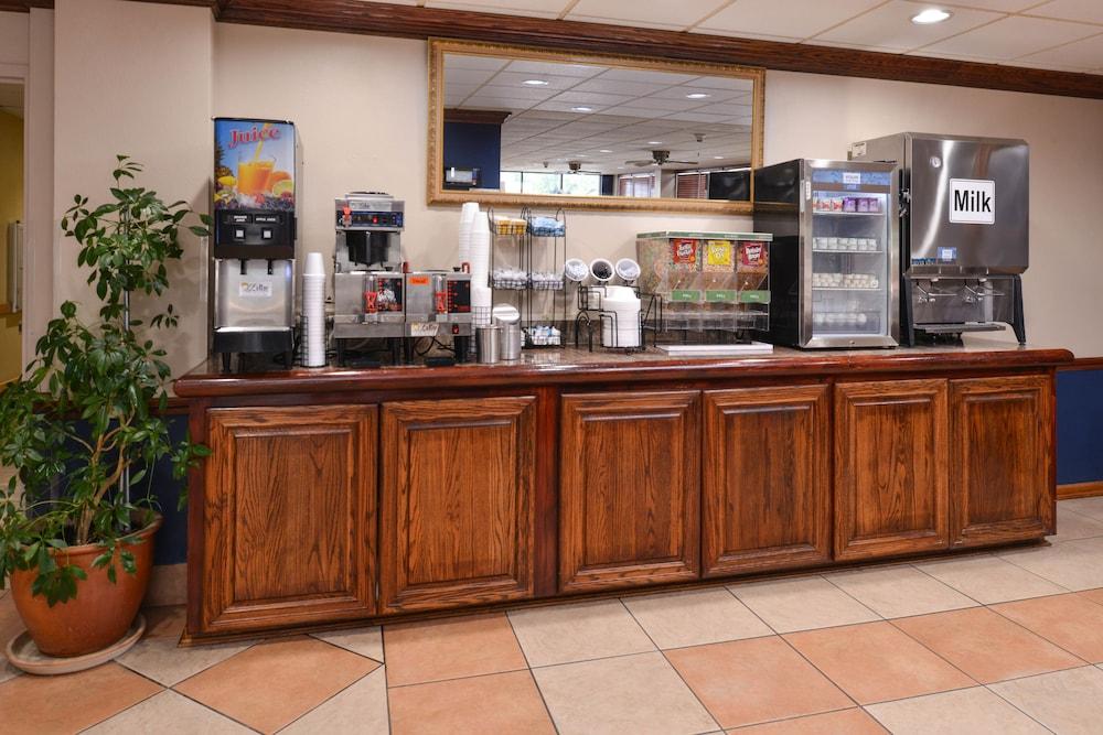 New Victorian Inn & Suites photo 24