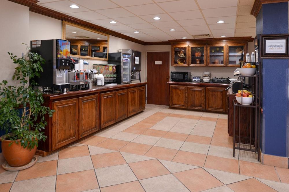 New Victorian Inn & Suites photo 22