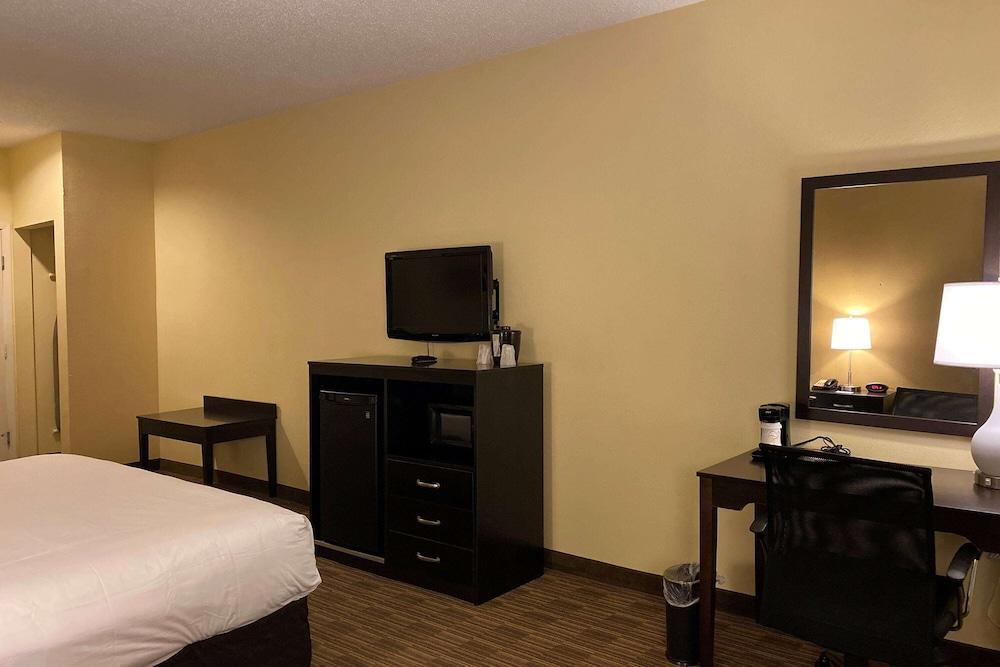 Baymont by Wyndham Houston North photo 80