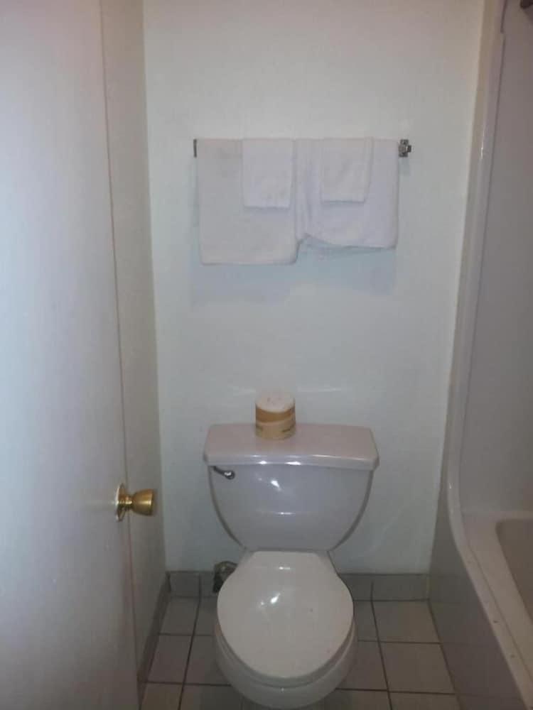 Deluxe Inn photo 34