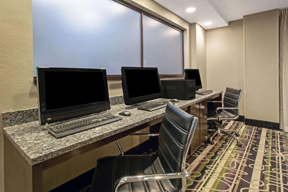 La Quinta Inn & Suites by Wyndham Detroit Metro Airport photo 50