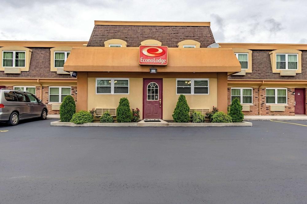 Econo Lodge Worthington - Columbus North photo 1