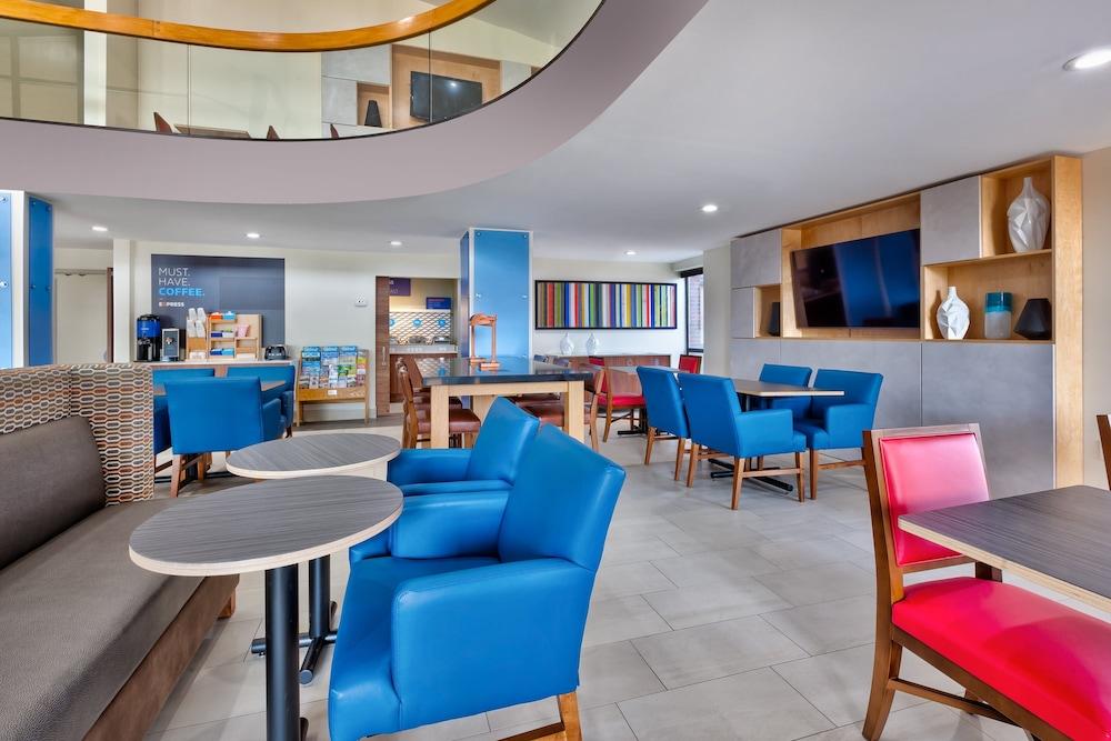 Holiday Inn Express Detroit-Warren by IHG photo 33