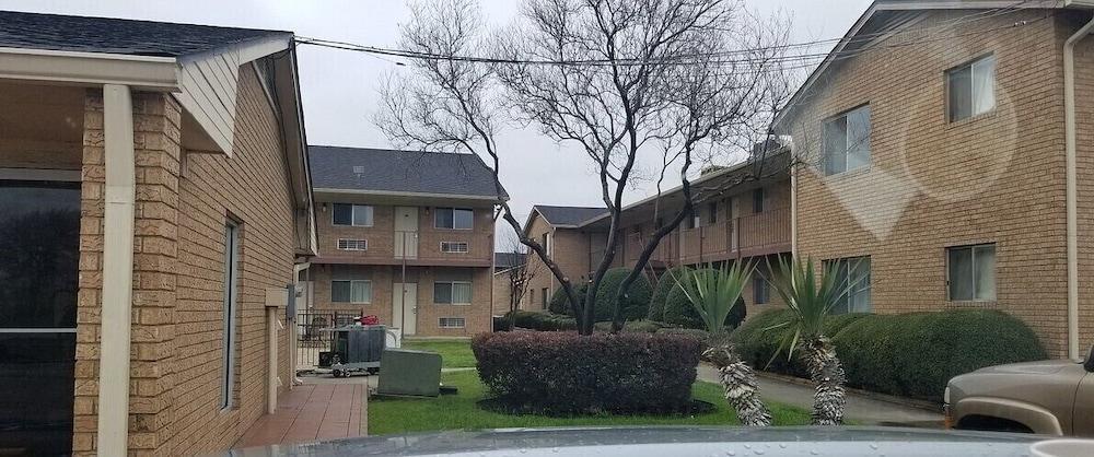 Hallmark Inn and Suites photo 1