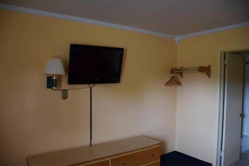 Relax Inn Elmira photo 16