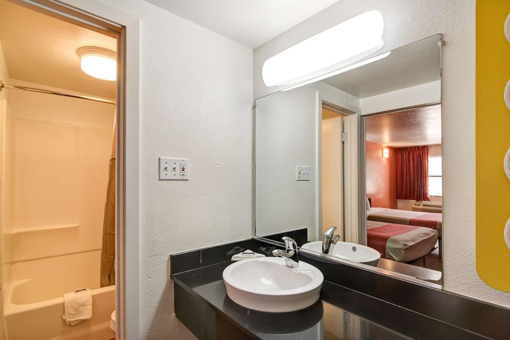 Motel 6 Dallas, TX - Forest Lane photo 30