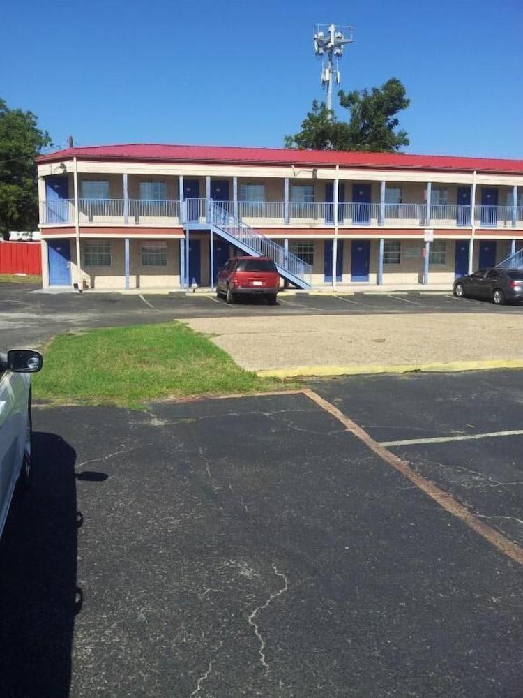 Deluxe Inn photo 43