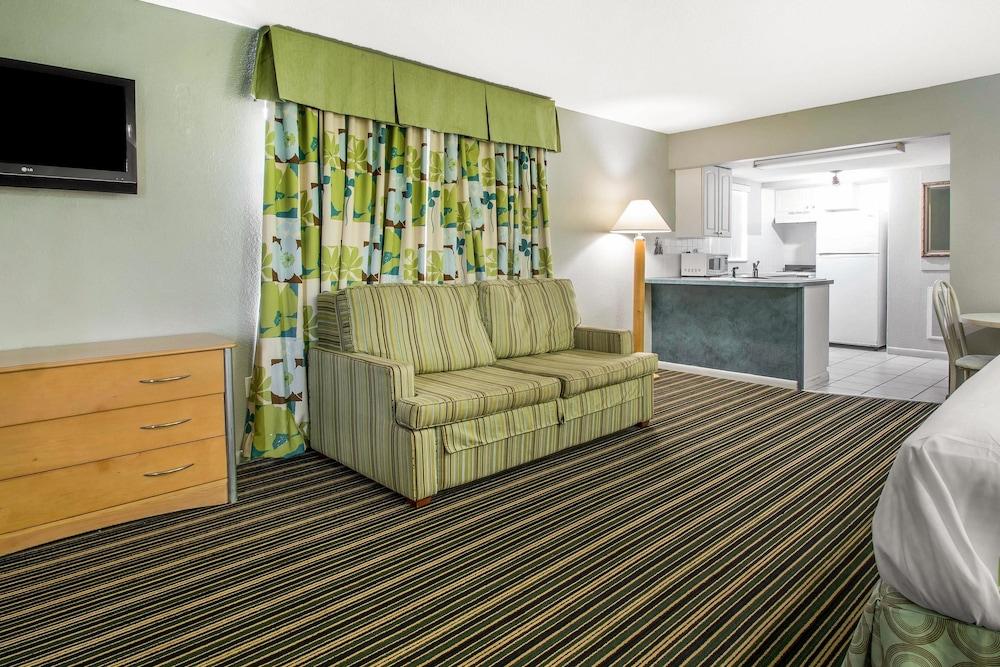 Rodeway Inn & Suites Winter Haven Chain Of Lakes photo 13