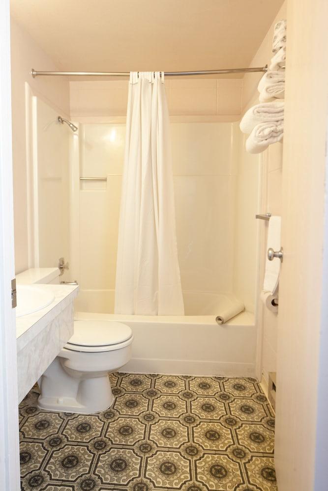 Benny's Colville Inn photo 6