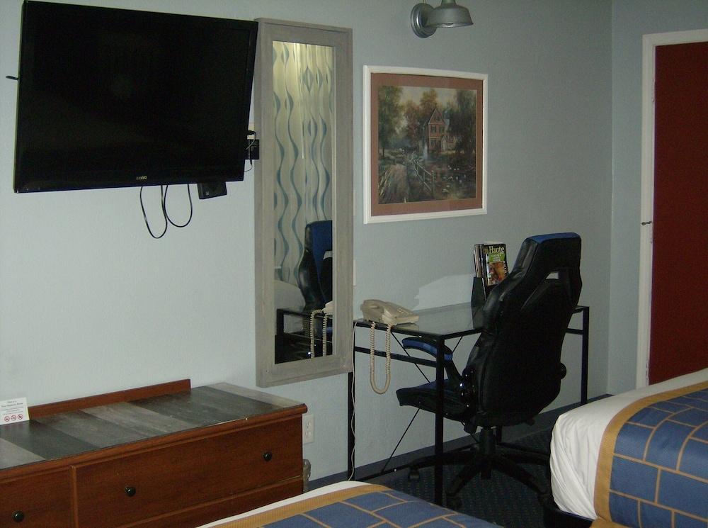 Days Inn & Suites by Wyndham Terre Haute photo 13