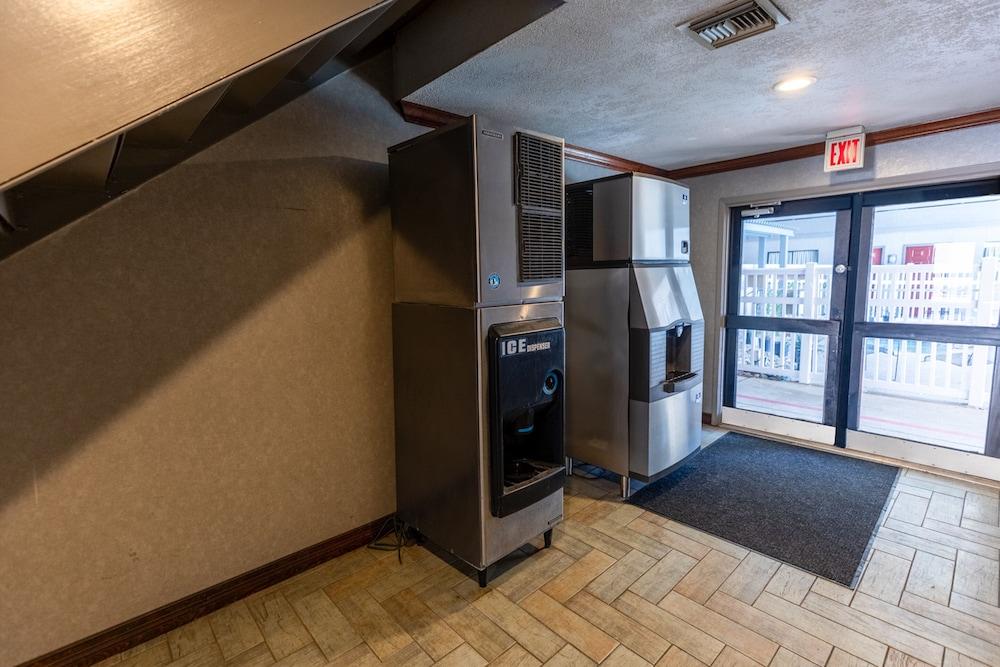 Red Roof Inn & Suites Irving – DFW Airport South photo 44