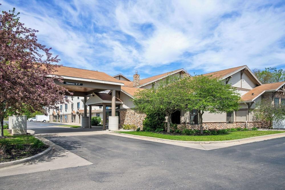 White Pines Inn & Suites — hotel in Holland