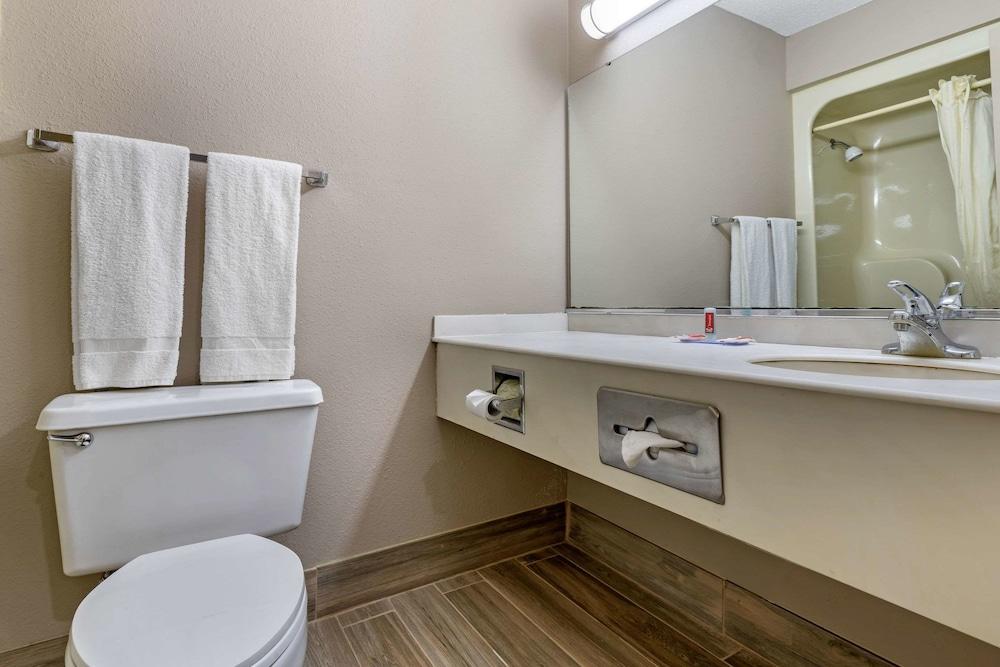 Econo Lodge Florence - Darlington photo 16