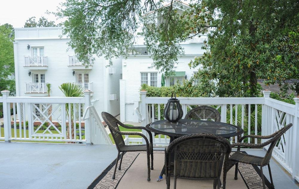 Carriage House Inn photo 20
