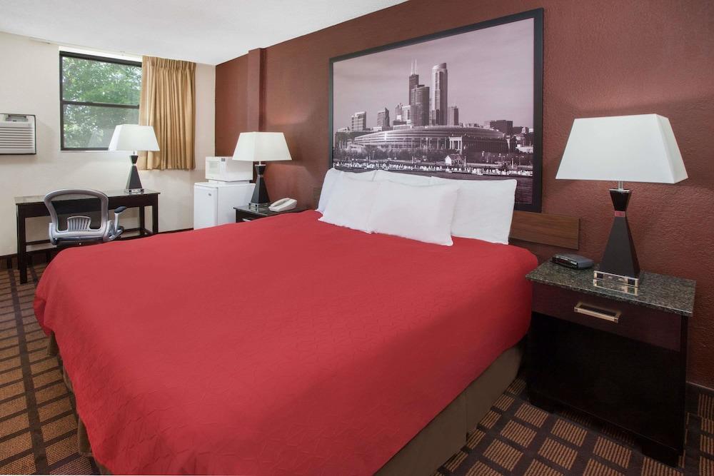 Super 8 by Wyndham Chicago IL photo 6
