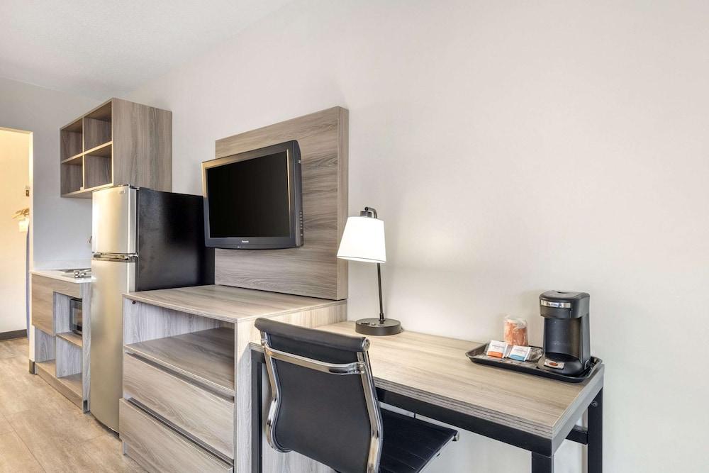 Suburban Studios Tysons Corner photo 11