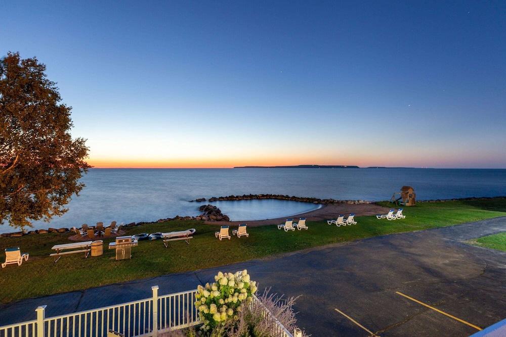 Baymont by Wyndham St. Ignace Lakefront photo 44