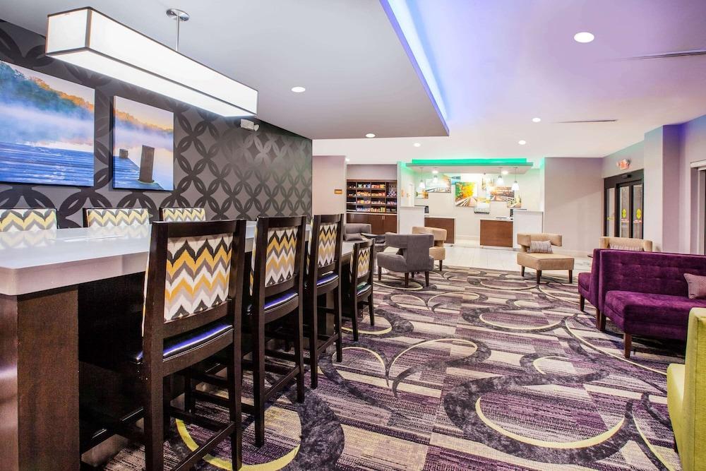 La Quinta Inn & Suites by Wyndham Elkhart photo 11