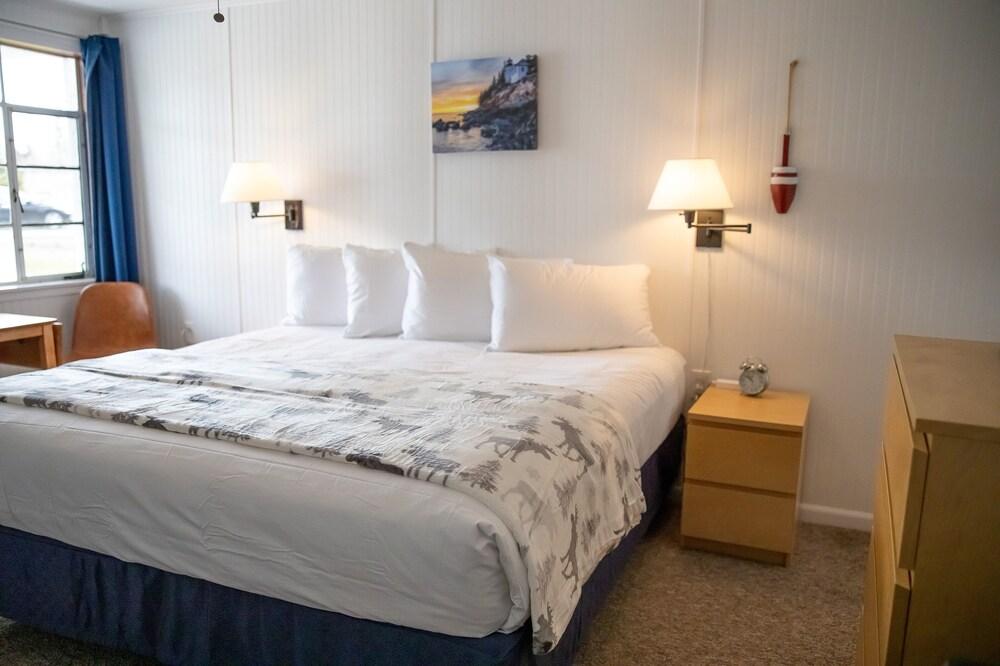 Isleview Motel and Cottages photo 43