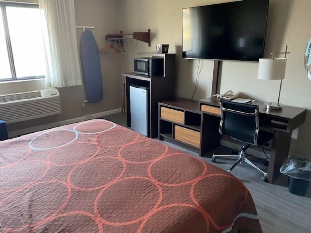 Super 8 by Wyndham Alton photo 18