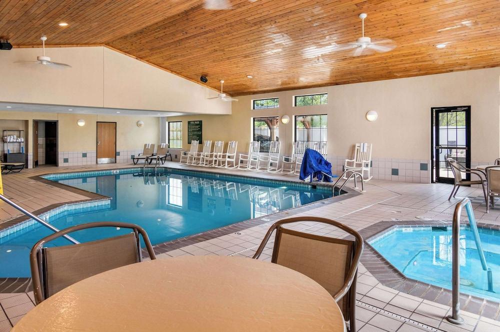 White Pines Inn & Suites photo 31