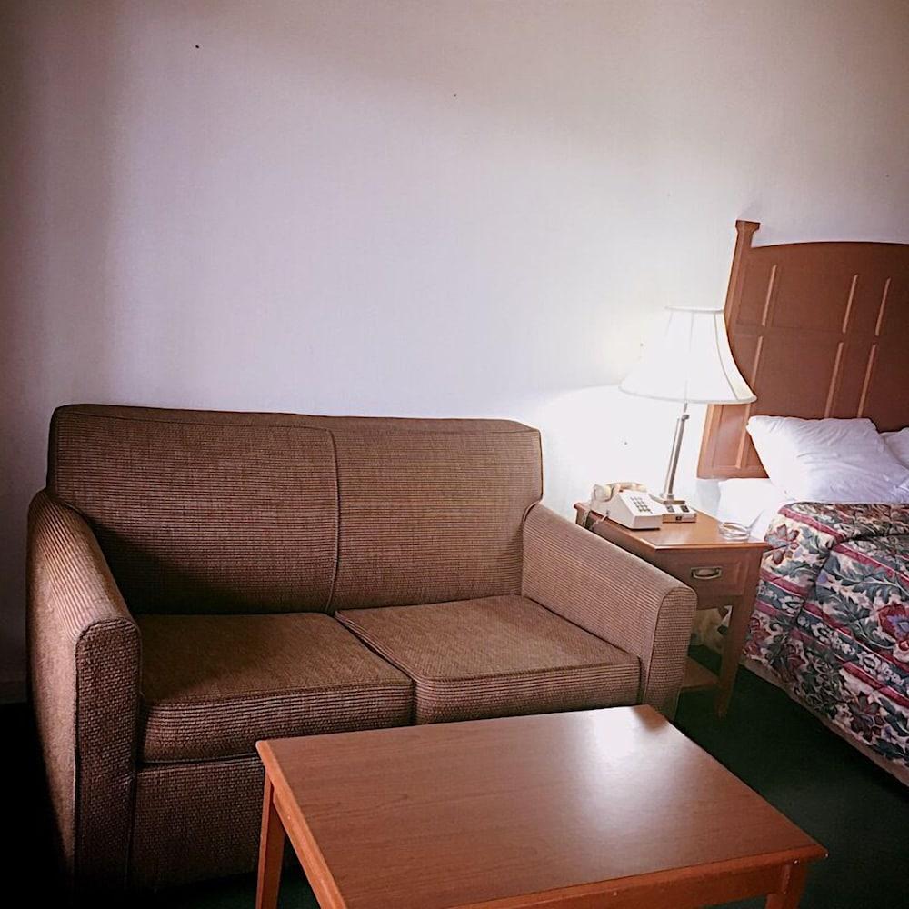 Travelers Inn photo 28