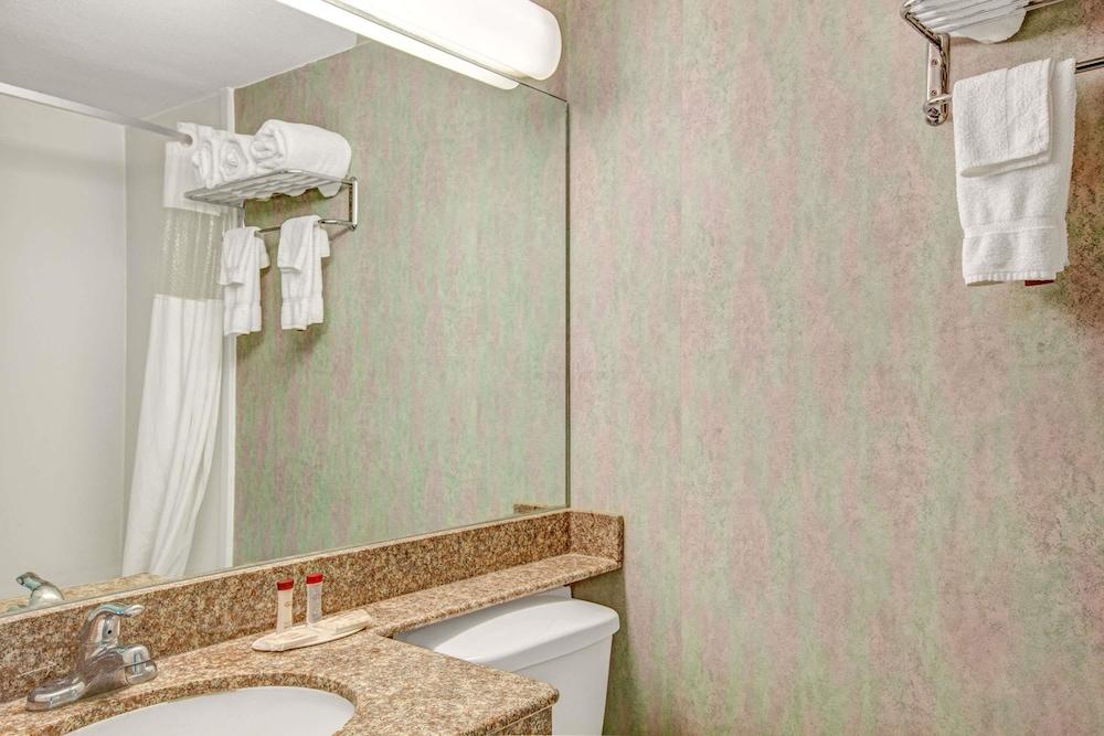 Ramada by Wyndham Parsippany photo 12