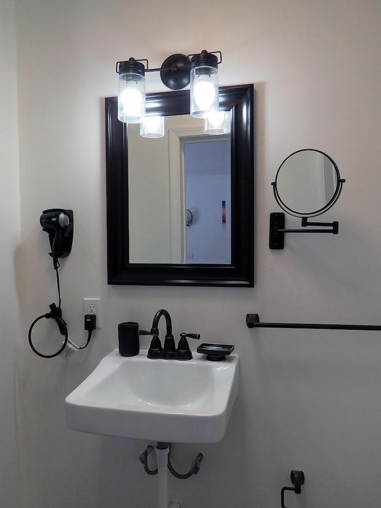 Gatehouse Motel photo 83