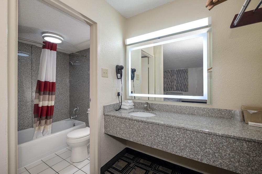 Red Roof Inn Murray photo 21