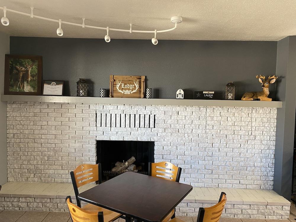 Deer Lodge Motel photo 16