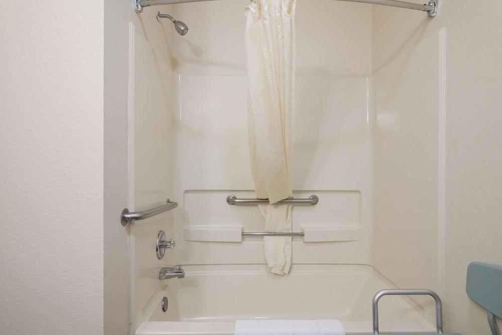 Econo Lodge Grand Forks near University photo 20