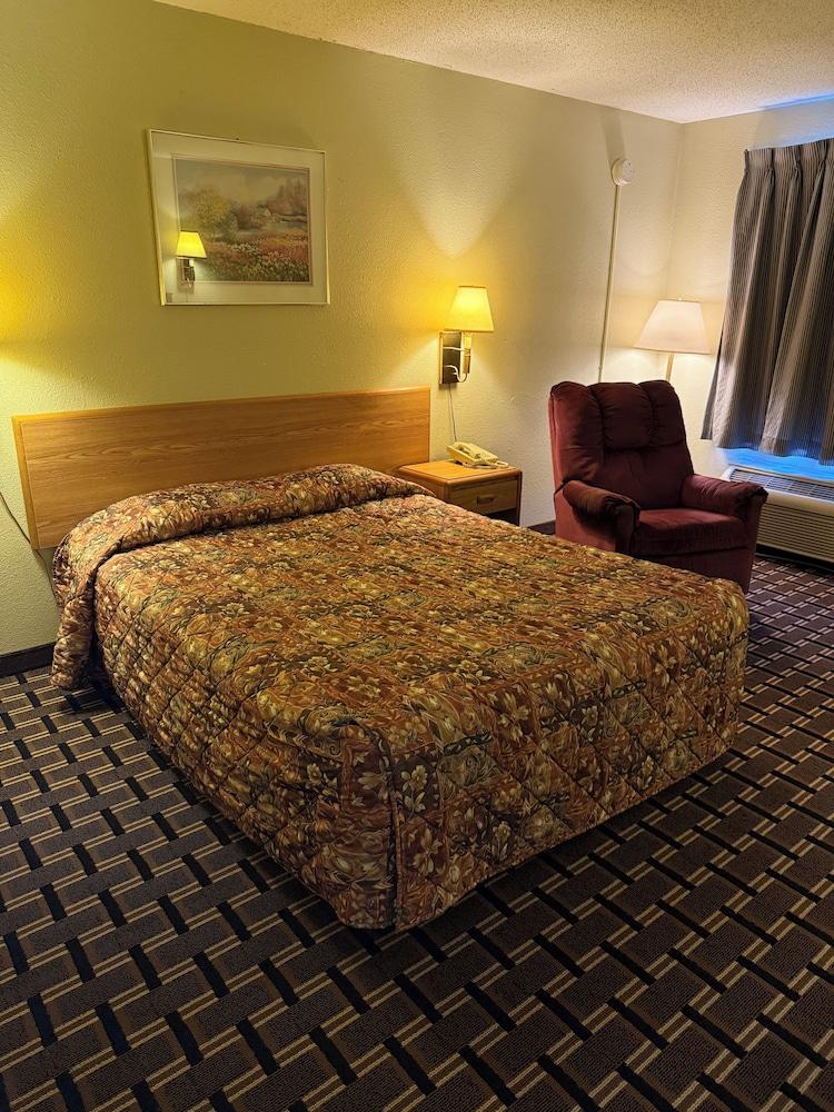 Peddlers Inn Motel photo 15