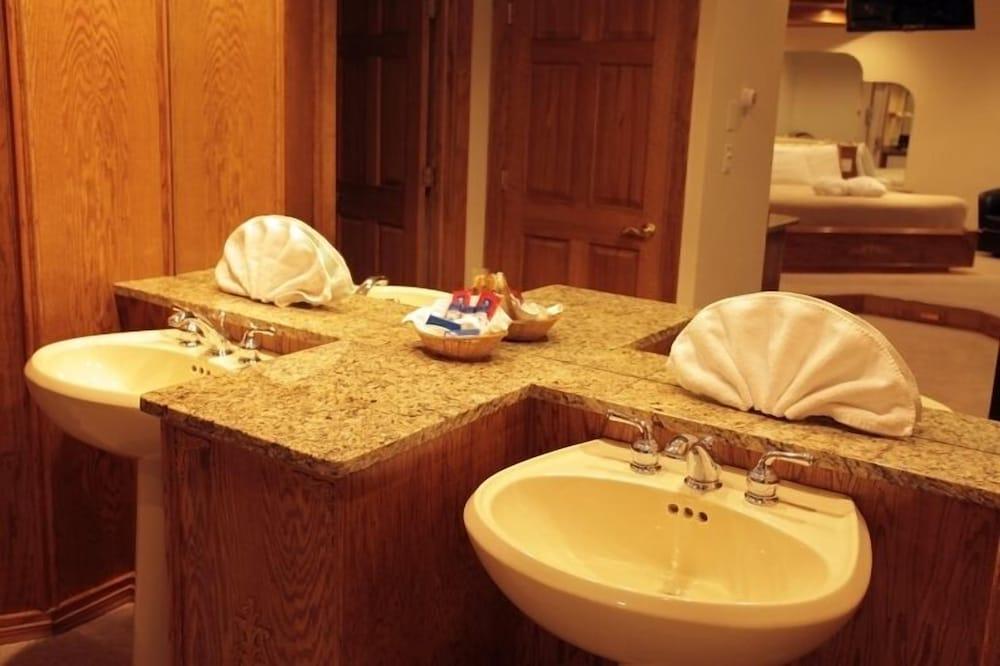 Sybaris Pool Suites Mequon photo 53