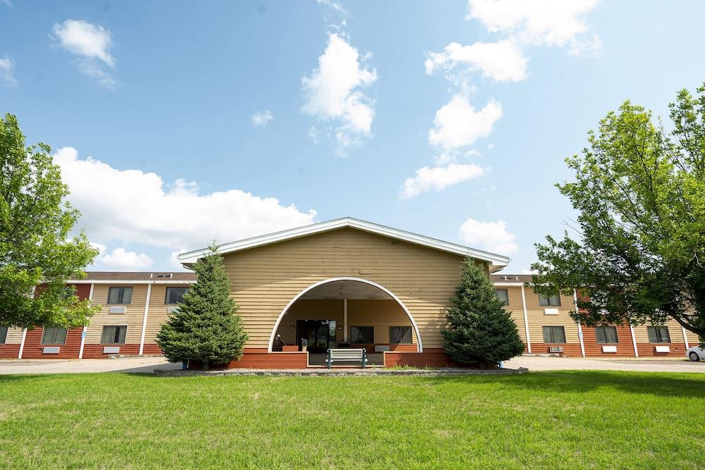 OYO Hotel Redwood Falls near Jackpot Casino — hotel in Redwood Falls