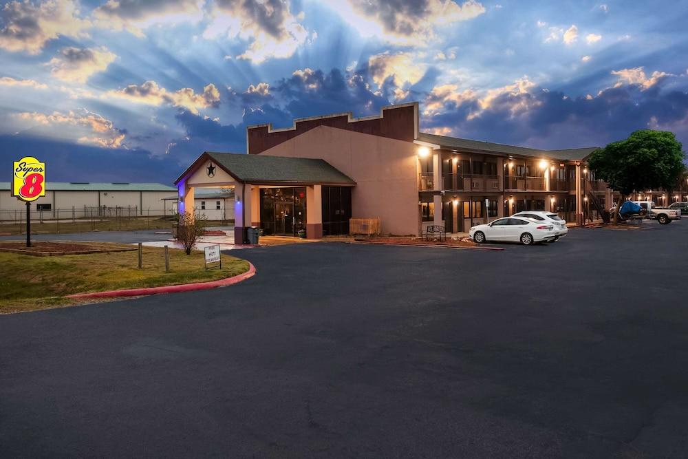 Super 8 by Wyndham Giddings photo 33
