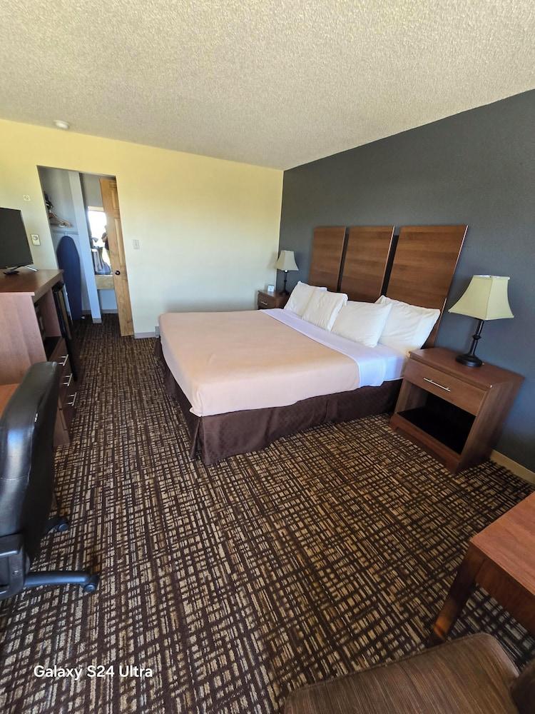 Econo Lodge Eagle Nest photo 27