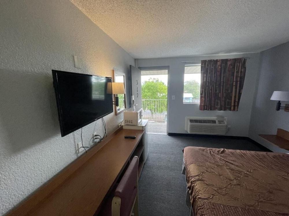 Rodeway Inn Albuquerque West photo 10