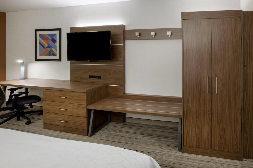 Holiday Inn Express & Suites Lake Forest by IHG photo 17