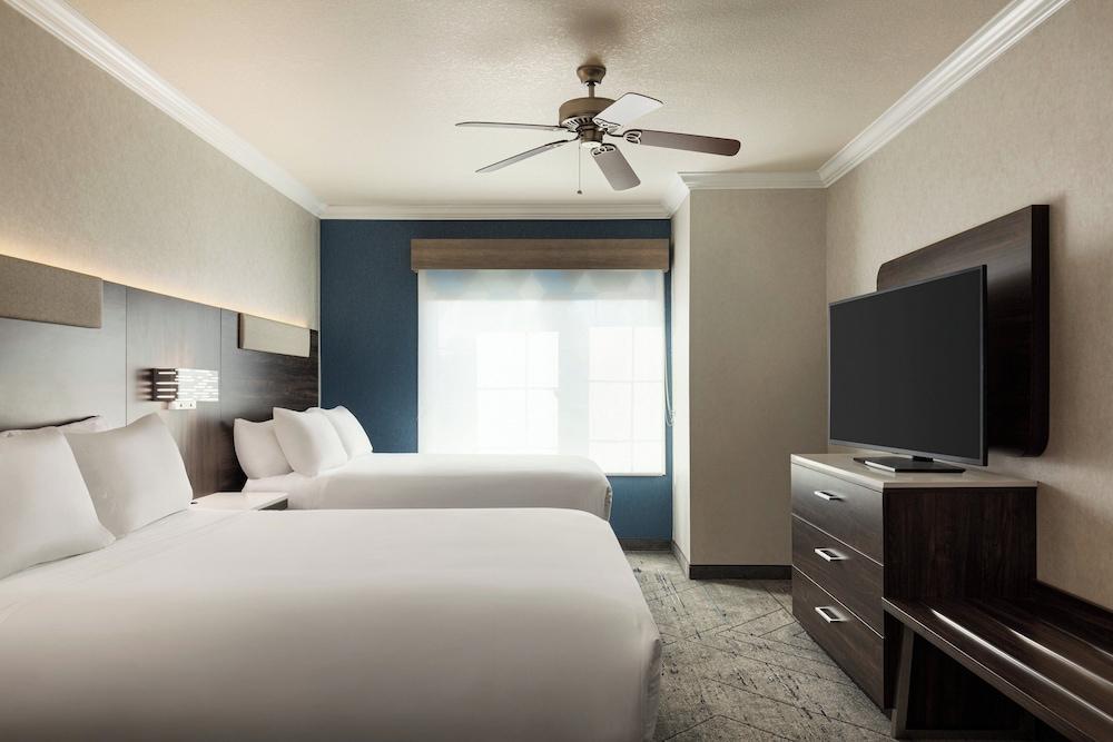Holiday Inn Express and Suites Bakersfield Central by IHG photo 7